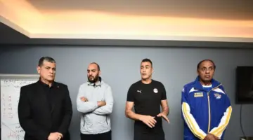 رويز يُلقي محاضرة على مدربي حراس المرمى حول أبرز الحالات التحكيمية.